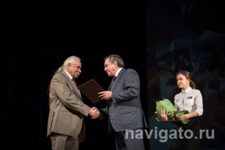 Поздравляет В. Городецкий