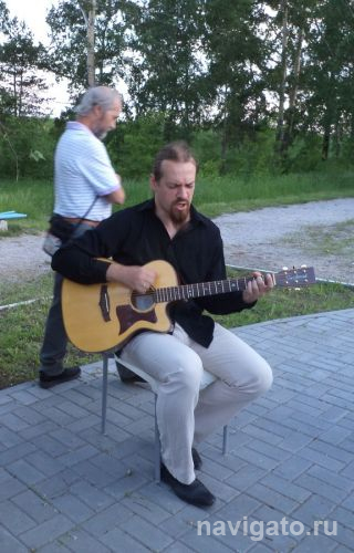 Поёт Артём Антонов