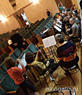 Импровизированная оркестровая яма