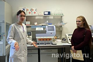 Мария Юдина показываент секвенатор второго поколения