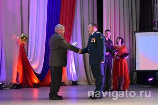 Поздравляет Александр Кулаев