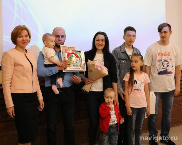 Глаза в глаза, в руке рука