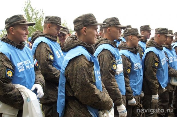 Горожане убирают берега