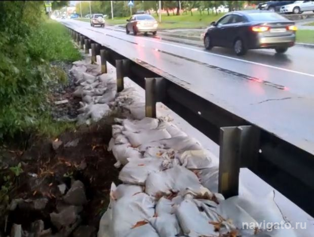 Из-за размытия откоса