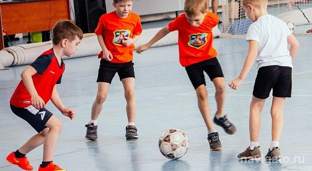 Малыши сыграли футбол