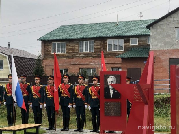 Мемориал у школы