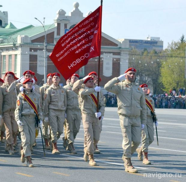 По главной площади с оркестром