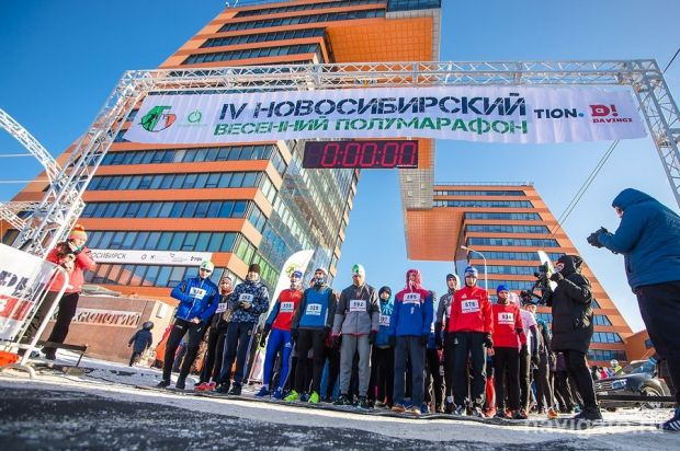 Под арками Академпарка