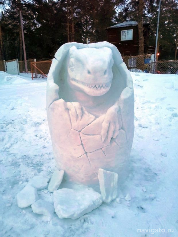 Снежные скульптуры в парке