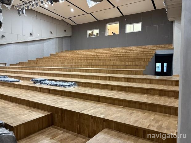 Строители в концертном зале