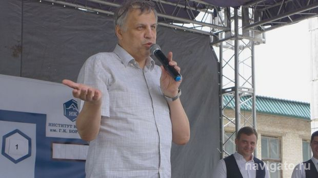 В постоянном ускорении