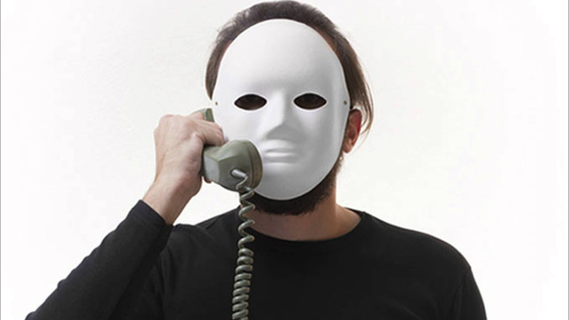 Человек в маске. Телефонный терроризм. Телефонные мошенники. Человек в маске с телефоном.