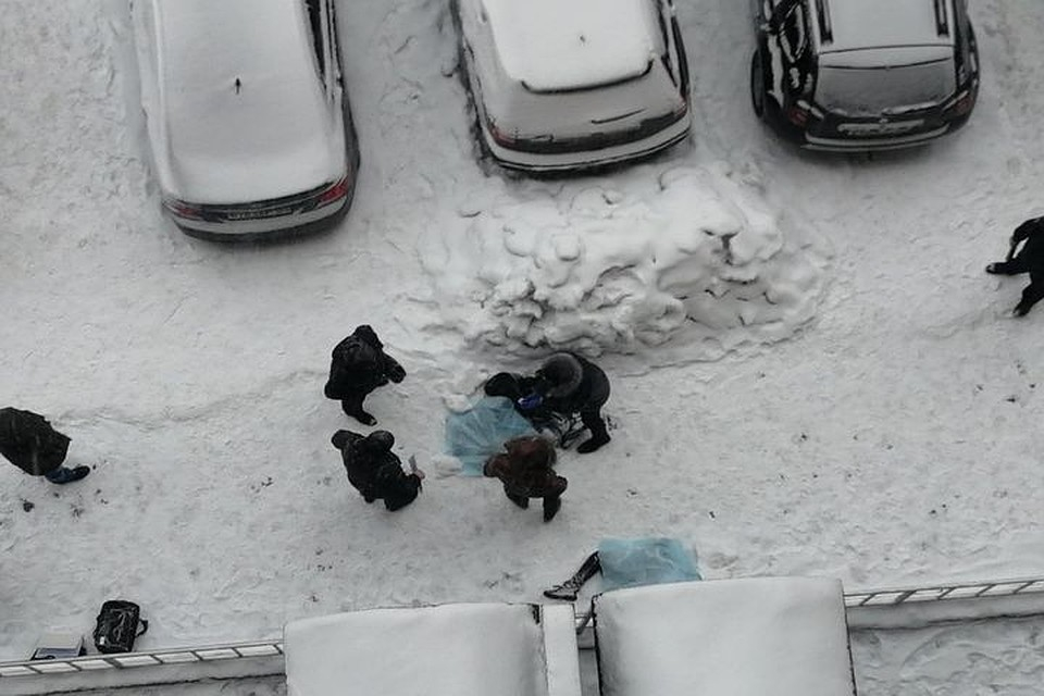 Два тела падают. Парень выпал с окна в Омске
