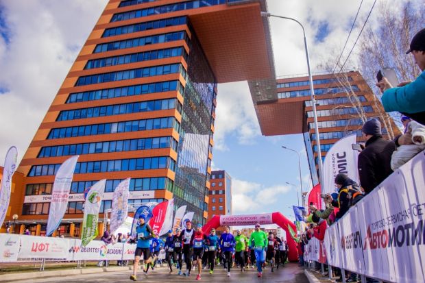 Весенний полумарафон собрал в Академгородке около 800 бегунов со всей Сибири