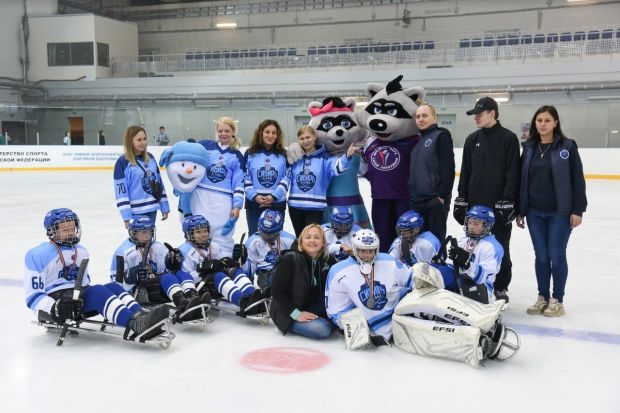 «Золото» и «серебро» привезли сибирские следж-хоккеисты из Сочи