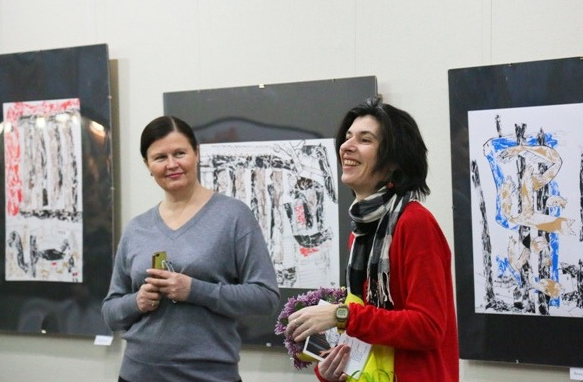 Картины, созданные с помощью скотча, представлены в Доме ученых