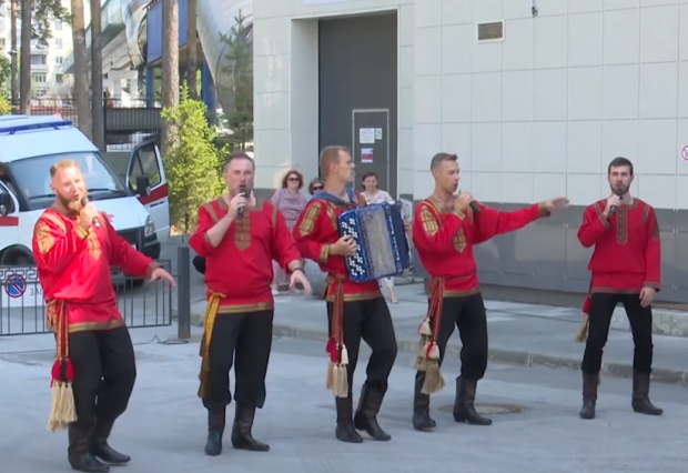 Для врачей и пациентов клиники Мешалкина спели артисты ансамбля «Дружина»