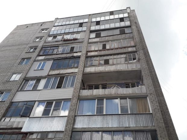 В Бердске умер молодой человек, на которого с шестого этажа выпала девушка