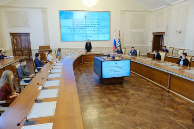 Выпускников-мультистобалльников наградил губернатор НСО