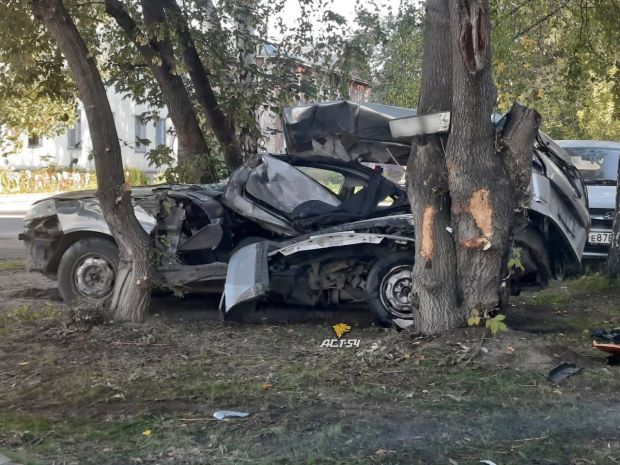 Две машины врезались в дом и превратились в груду металлолома