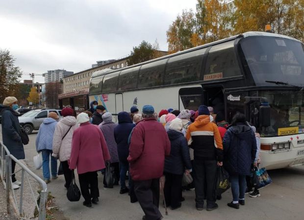 Ветераны Советского района съездили в Новосибирский зоопарк