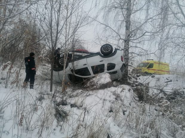 В Советском районе иномарка съехала с дороги и перевернулась