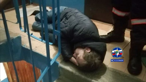 Пьяный сибиряк чуть не погиб от удушья в многоэтажке Новосибирска