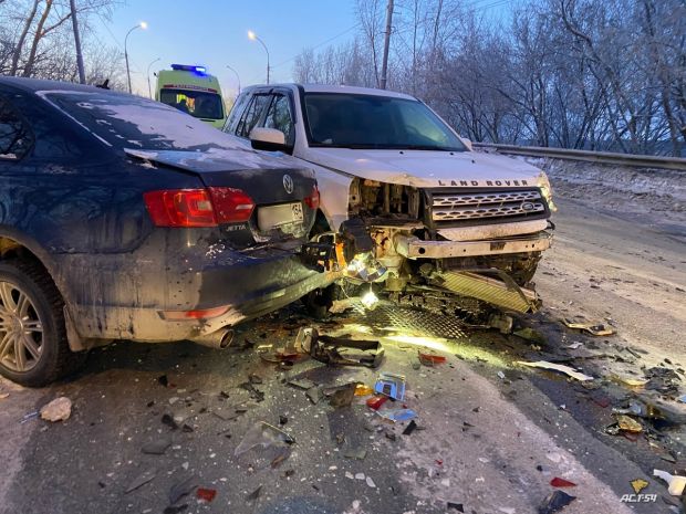Три иномарки попали в аварию на винаповском мосту