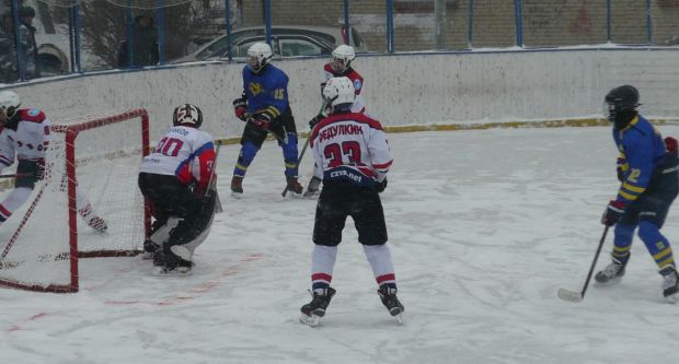 Хоккеисты «Энергии» борются за выход в финал турнира «Золотая шайба»
