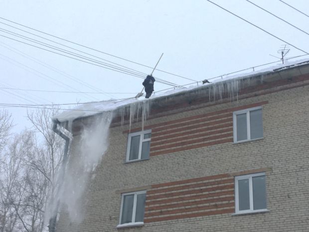 Снежные шапки и сосульки: УК Новосибирска проверяют крыши