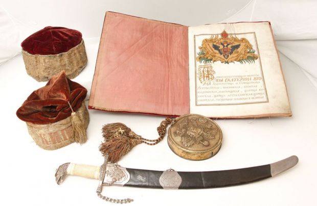 Выставку клинкового оружия открывает Институт археологии и этнографии