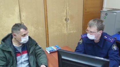 Суд отправил курьера, сбившего женщину во дворе, под домашний арест