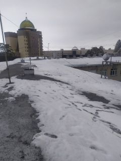 Промышленный альпинист в Академгородке сорвался с крыши НГУ