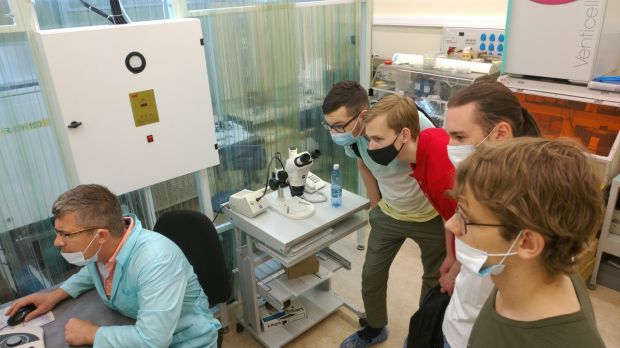 Выпускники СУНЦ НГУ побывали в лабораториях крупного института