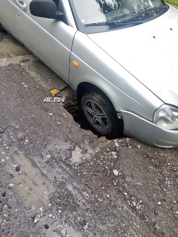 Автомобиль провалился в яму на улице Пирогова