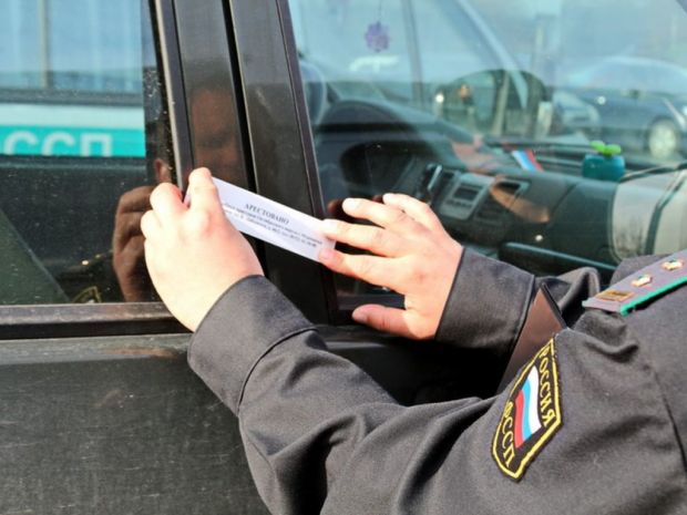 Судебные приставы арестовали машину новосибирца за долги