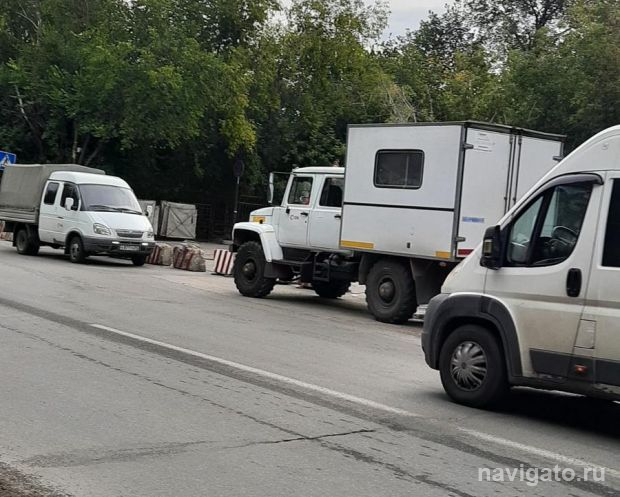 На улице Софийской частично перекрыли дорогу и ограничили движение транспорта