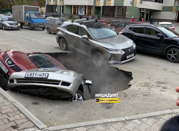 Несколько автомобилей провалились под асфальт в центре Новосибирска