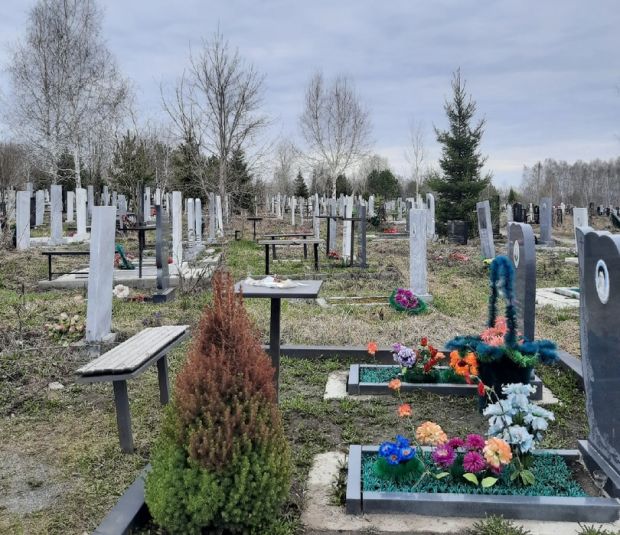 Новосибирца направили работать на кладбище за уклонение от алиментов