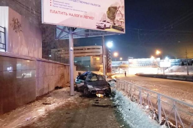 В ночной аварии девушка врезалась в столб и бетонную стену