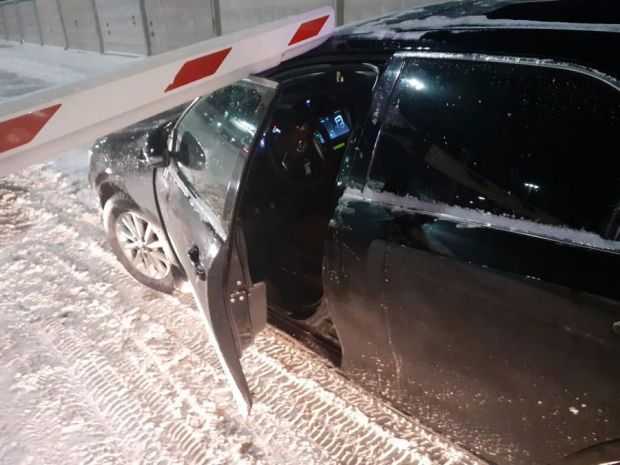 Угонщик выпрыгнул из Камри на ходу и попытался сбежать