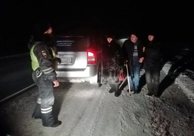 Троих замерзающих путников спасли сотрудники полиции