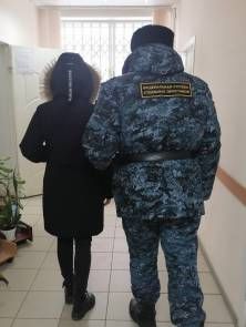За неуплату штрафа жительница Новосибирска отправилась на принудительные работы