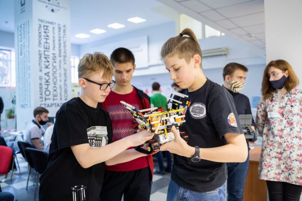 9 наград привезли школьники Советского района с фестиваля робототехники