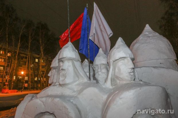 Снежные скульптуры около военного училища вновь радуют горожан