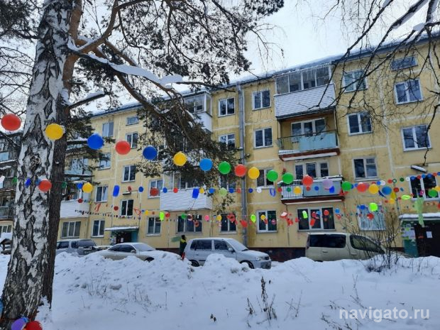 Баба Зоя украсила свой двор в Академгородке
