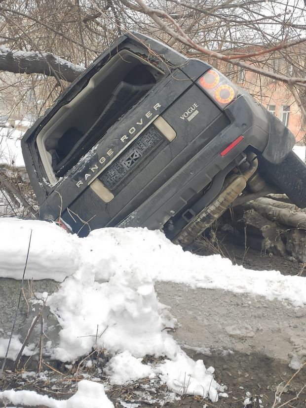 На улице Приморской джип вылетел с дороги и повредил теплотрассу