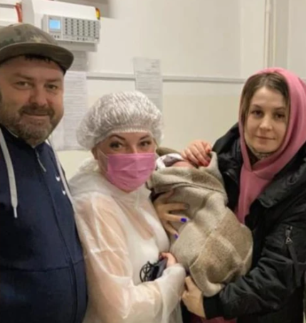 Следователи возбудили уголовное дело и ищут мать брошенной на трассе девочки