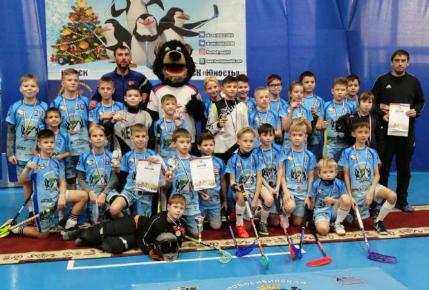 Юные новосибирские флорболисты привезли серебро из Омска