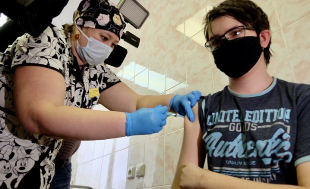 В Новосибирске от коронавируса прививки сделали 272 подростка